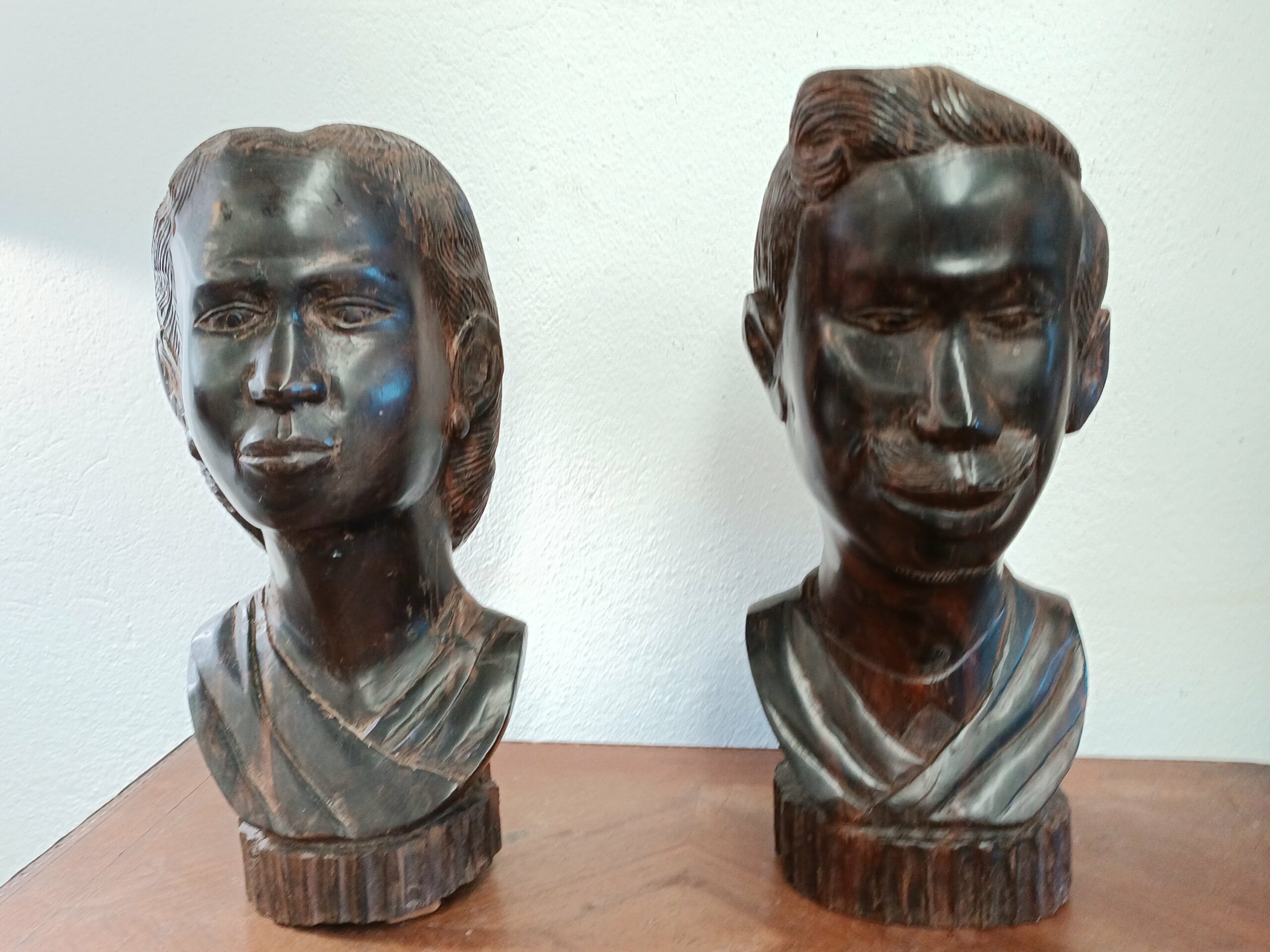 Sculpture bois précieux, ébène, couple de colons , art tribal, Madagascar, paire de bustes début 20 ème.